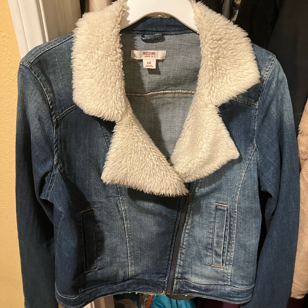 Mossimo Blue jean jacket with Sherpa collar size large.